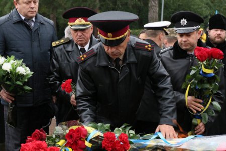 На Аллее Славы прошли официальные мероприятия к 73-й годовщине освобождения Украины (фото)