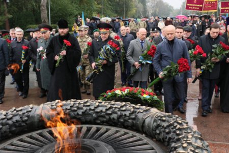 На Аллее Славы прошли официальные мероприятия к 73-й годовщине освобождения Украины (фото)