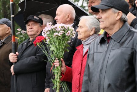 На Аллее Славы прошли официальные мероприятия к 73-й годовщине освобождения Украины (фото)
