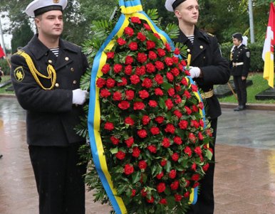 На Аллее Славы прошли официальные мероприятия к 73-й годовщине освобождения Украины (фото)