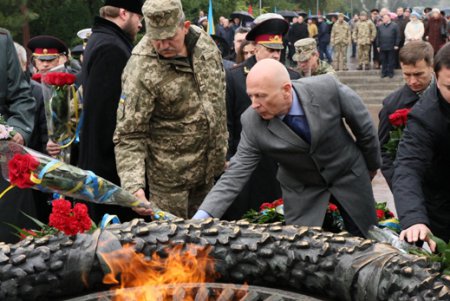 На Аллее Славы прошли официальные мероприятия к 73-й годовщине освобождения Украины (фото)