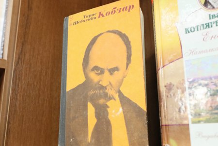 На поселке Котовского после капремонта открылась старейшая читальня (фото)