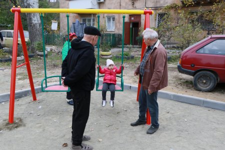 На Новой Слободке появилась новая детская площадка (фото) 