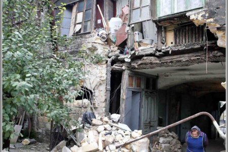Городские власти приступили к ремонту аварийного дома на Степовой (фото) 