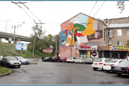 Она не только поет, еще и рисует (фоторепортаж)