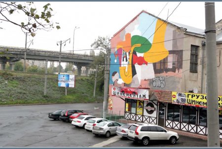 Она не только поет, еще и рисует (фоторепортаж)