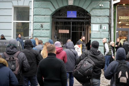 Активисты выступили против вырубки деревьев в «Летнем театре» (фоторепортаж)
