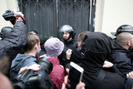 Активисты выступили против вырубки деревьев в «Летнем театре» (фоторепортаж)