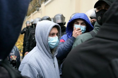 Активисты выступили против вырубки деревьев в «Летнем театре» (фоторепортаж)