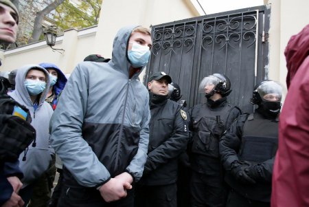 Активисты выступили против вырубки деревьев в «Летнем театре» (фоторепортаж)