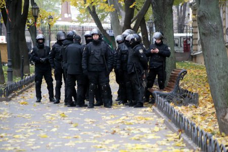 Активисты выступили против вырубки деревьев в «Летнем театре» (фоторепортаж)