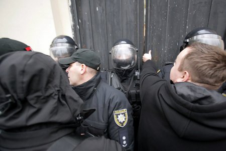 Активисты выступили против вырубки деревьев в «Летнем театре» (фоторепортаж)