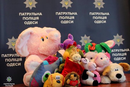Одесские патрульные обзавелись плюшевыми друзьями (фото)