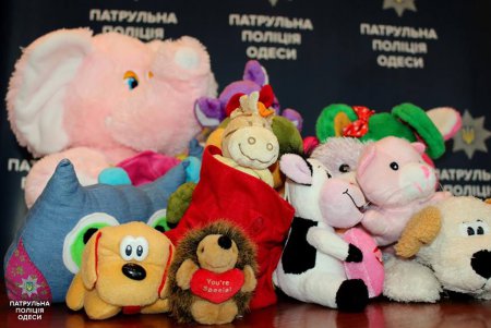 Одесские патрульные обзавелись плюшевыми друзьями (фото)