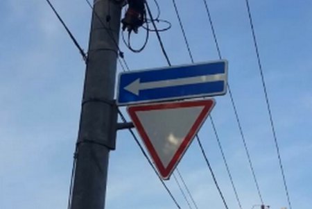 Коммунальщики добавили дорожных знаков на Толбухина и разметили Канатную (фото)