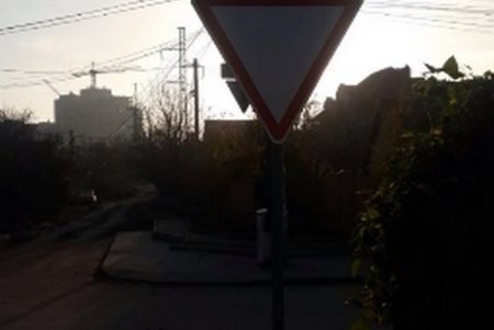 Коммунальщики добавили дорожных знаков на Толбухина и разметили Канатную (фото)