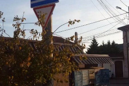 Коммунальщики добавили дорожных знаков на Толбухина и разметили Канатную (фото)
