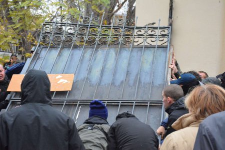 Беспорядки в Горсаду: начальнику областной полиции пробили голову (фоторепортаж)
