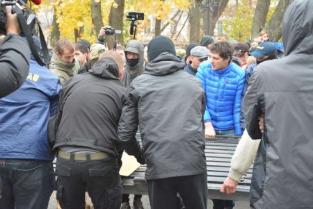Беспорядки в Горсаду: начальнику областной полиции пробили голову (фоторепортаж)