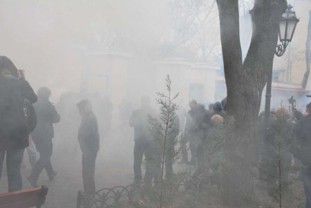 Беспорядки в Горсаду: начальнику областной полиции пробили голову (фоторепортаж)