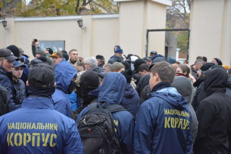 Беспорядки в Горсаду: начальнику областной полиции пробили голову (фоторепортаж)