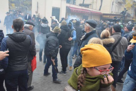 Беспорядки в Горсаду: начальнику областной полиции пробили голову (фоторепортаж)