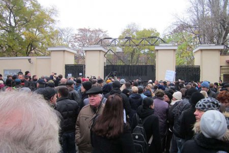 В Одессе в стычке с радикалами пострадали полицейские (фоторепортаж)