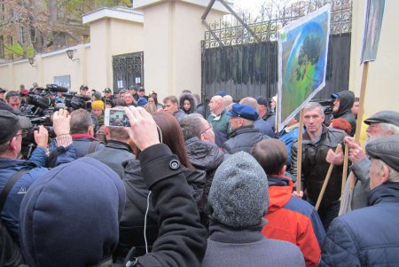 В Одессе в стычке с радикалами пострадали полицейские (фоторепортаж)