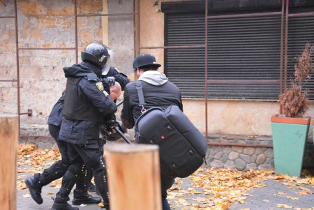 В Одессе в стычке с радикалами пострадали полицейские (фоторепортаж)