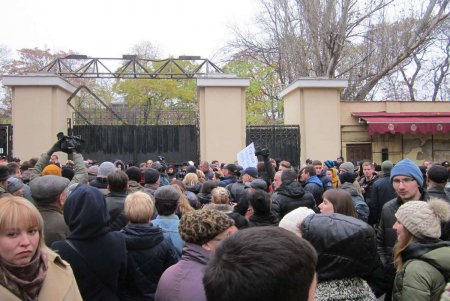 В Одессе в стычке с радикалами пострадали полицейские (фоторепортаж)