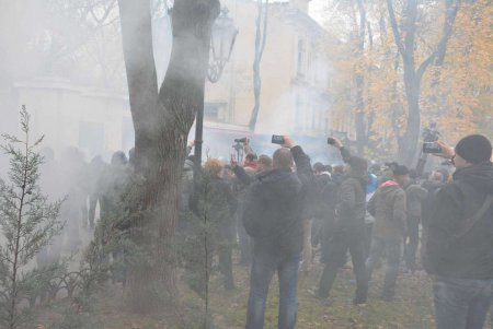 В Одессе в стычке с радикалами пострадали полицейские (фоторепортаж)