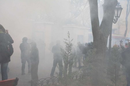 В Одессе в стычке с радикалами пострадали полицейские (фоторепортаж)