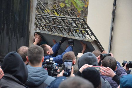 В Одессе в стычке с радикалами пострадали полицейские (фоторепортаж)