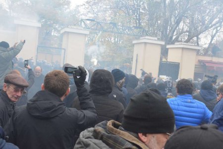 В Одессе в стычке с радикалами пострадали полицейские (фоторепортаж)