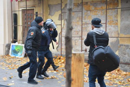 В Одессе в стычке с радикалами пострадали полицейские (фоторепортаж)