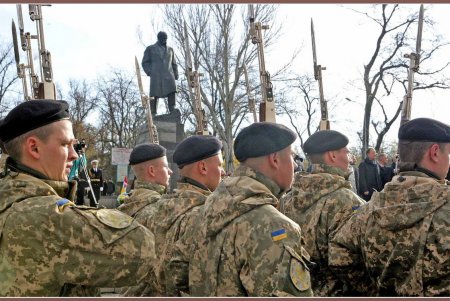 День достоинства и свободы: в Одессе возложили цветы к памятнику Шевченко (фоторепортаж) 