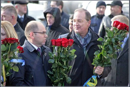 День достоинства и свободы: в Одессе возложили цветы к памятнику Шевченко (фоторепортаж) 