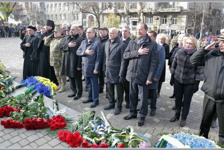 День достоинства и свободы: в Одессе возложили цветы к памятнику Шевченко (фоторепортаж) 