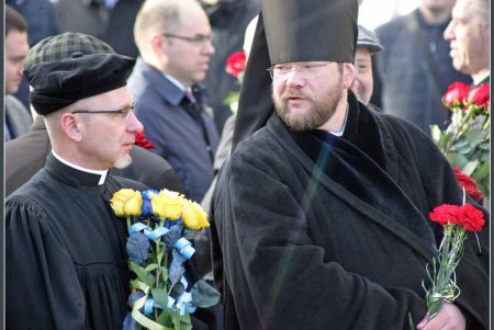 День достоинства и свободы: в Одессе возложили цветы к памятнику Шевченко (фоторепортаж) 