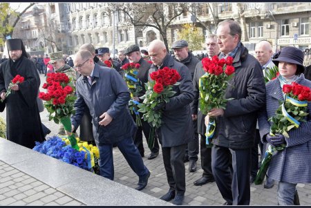 День достоинства и свободы: в Одессе возложили цветы к памятнику Шевченко (фоторепортаж) 