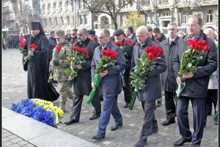 День достоинства и свободы: в Одессе возложили цветы к памятнику Шевченко (фоторепортаж) 