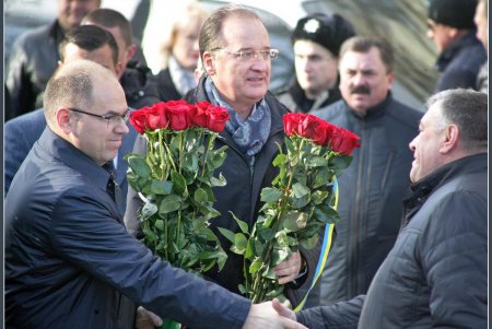 День достоинства и свободы: в Одессе возложили цветы к памятнику Шевченко (фоторепортаж) 