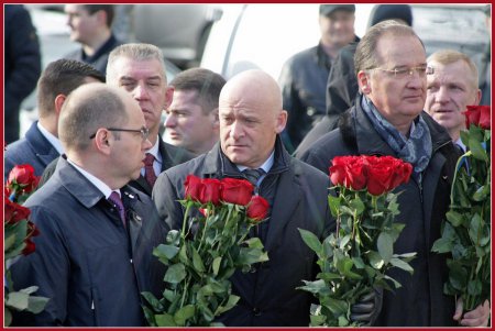 День достоинства и свободы: в Одессе возложили цветы к памятнику Шевченко (фоторепортаж) 
