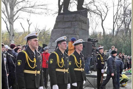 День достоинства и свободы: в Одессе возложили цветы к памятнику Шевченко (фоторепортаж) 