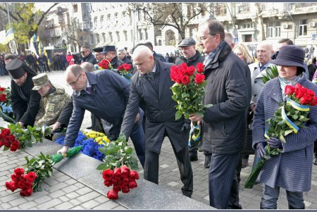 День достоинства и свободы: в Одессе возложили цветы к памятнику Шевченко (фоторепортаж) 