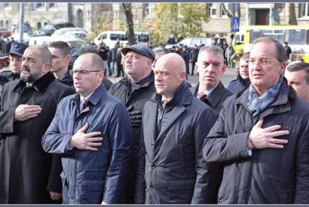 День достоинства и свободы: в Одессе возложили цветы к памятнику Шевченко (фоторепортаж) 