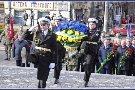 День достоинства и свободы: в Одессе возложили цветы к памятнику Шевченко (фоторепортаж) 