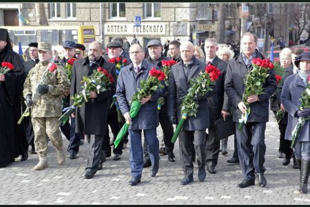День достоинства и свободы: в Одессе возложили цветы к памятнику Шевченко (фоторепортаж) 