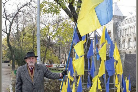День достоинства и свободы: в Одессе возложили цветы к памятнику Шевченко (фоторепортаж) 