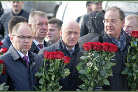 День достоинства и свободы: в Одессе возложили цветы к памятнику Шевченко (фоторепортаж) 